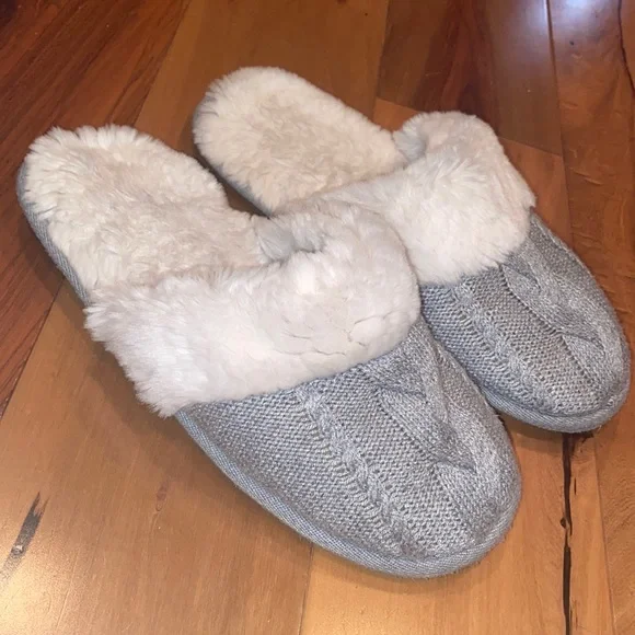 LIKE NEW- VICTORIAS SECRET CLOSED TOE FAUX FUR SWEATER SLIPPERS - SIZE MEDIUM - Picture 1 of 7